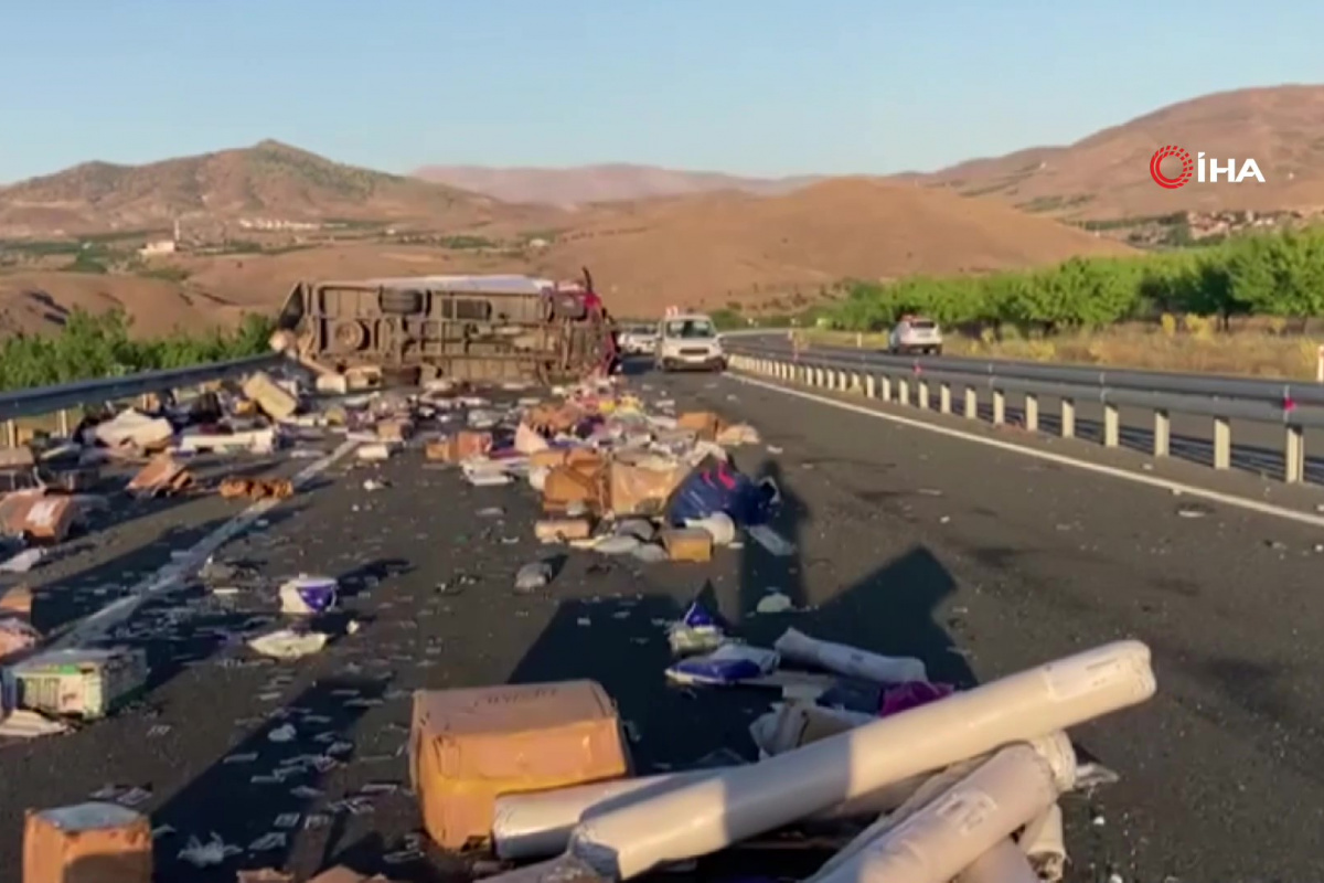 Yolcu otobüsü ile kargo kamyonu çarpıştı: 1’i ağır 9 yaralı