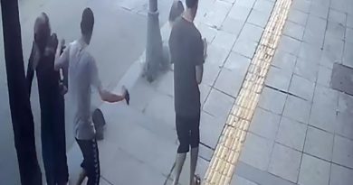 Yolda yürüyen kadını iterek düşürdü, hiçbir şey yokmuş gibi yoluna devam etti