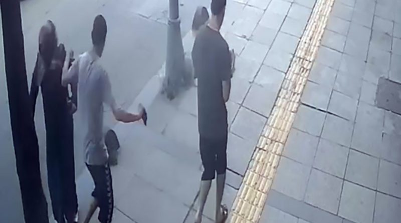 Yolda yürüyen kadını iterek düşürdü, hiçbir şey yokmuş gibi yoluna devam etti