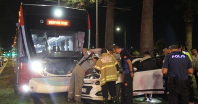 Yoldan çıkan araç tramvayla çarpıştı: 1 yaralı