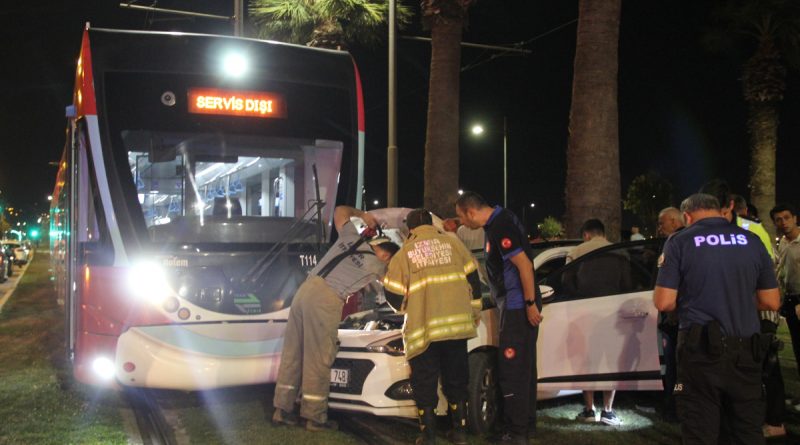 Yoldan çıkan araç tramvayla çarpıştı: 1 yaralı