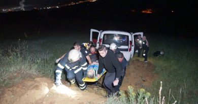 Yolunu şaşıran sürücü tarlaya uçtu, yaralılar emniyet kemeriyle hayata tutundu