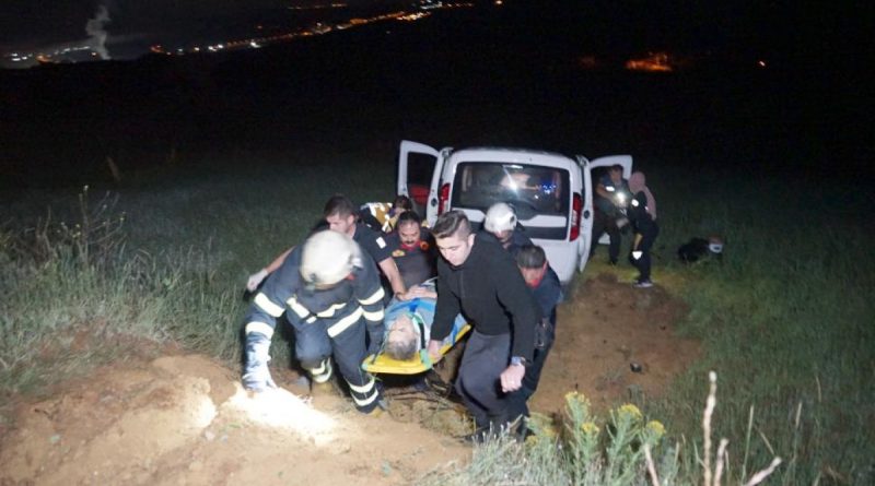 Yolunu şaşıran sürücü tarlaya uçtu, yaralılar emniyet kemeriyle hayata tutundu