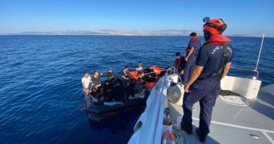 Yunan unsurunun geri ittiği 44 göçmen Çeşme açıklarında kurtarıldı