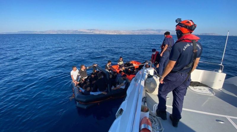 Yunan unsurunun geri ittiği 44 göçmen Çeşme açıklarında kurtarıldı