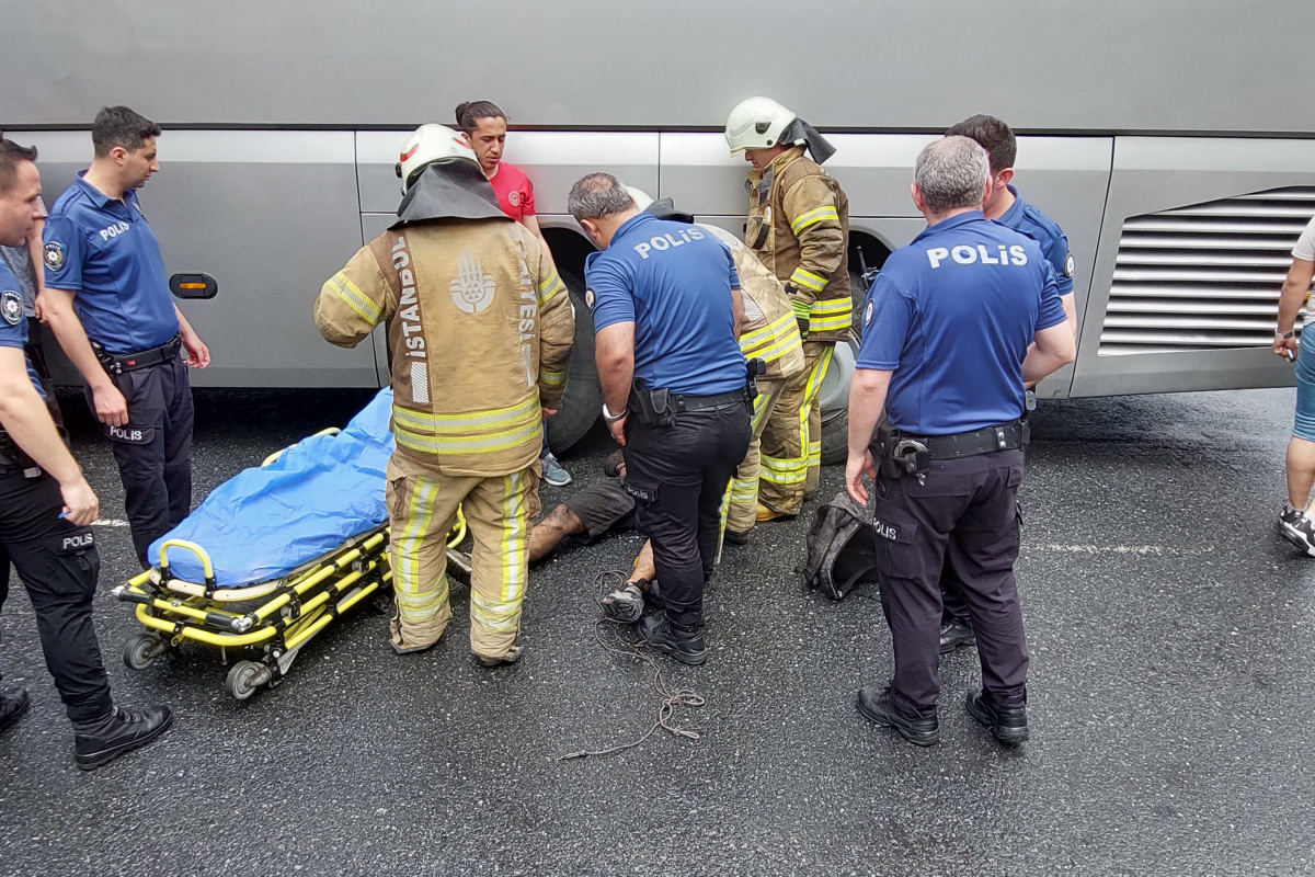 Yurt dışına kaçmak için tur otobüsünün motor kısmına saklandı, mahsur kaldı