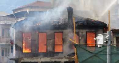 Yüzlerce yıllık tarihi bina böyle yandı: Mahalleli film izler gibi izledi