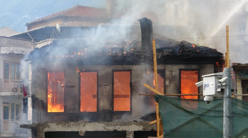 Yüzlerce yıllık tarihi bina böyle yandı: Mahalleli film izler gibi izledi