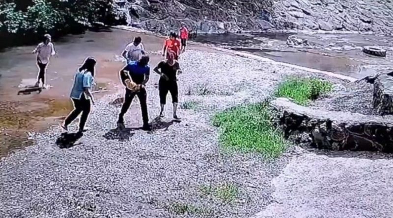 Zabıta memuru boğulma tehlikesi geçiren çocuğu kurtardı