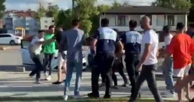 Zabıtaya tekme tokat saldırdılar