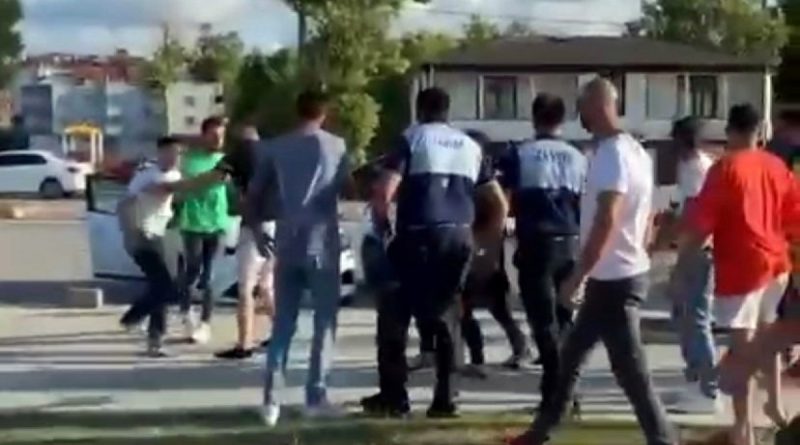 Zabıtaya tekme tokat saldırdılar