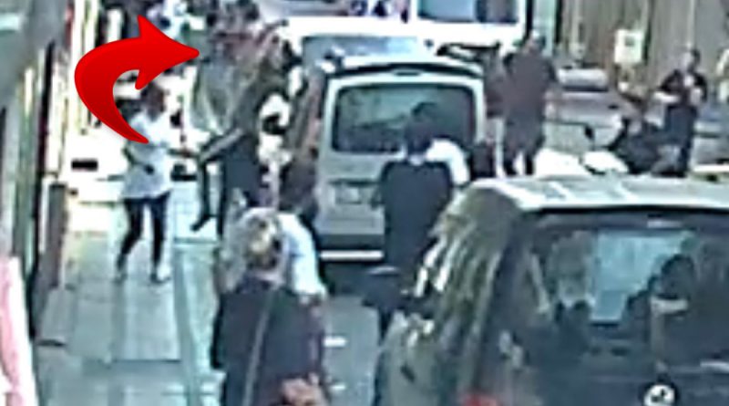 Zeytinburnu'nda balkondan düşen 2 yaşındaki çocuğu havada yakaladılar: O anlar kamerada