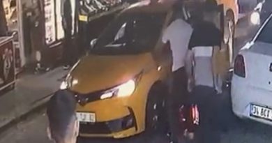 Zeytinburnu’nda taksici, kendisine çarpan motosikletliyi ezmeye kalktı: O anlar kamerada