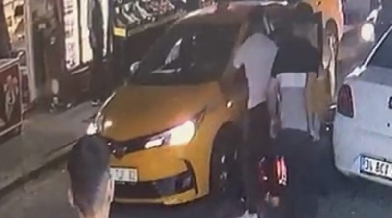 Zeytinburnu’nda taksici, kendisine çarpan motosikletliyi ezmeye kalktı: O anlar kamerada