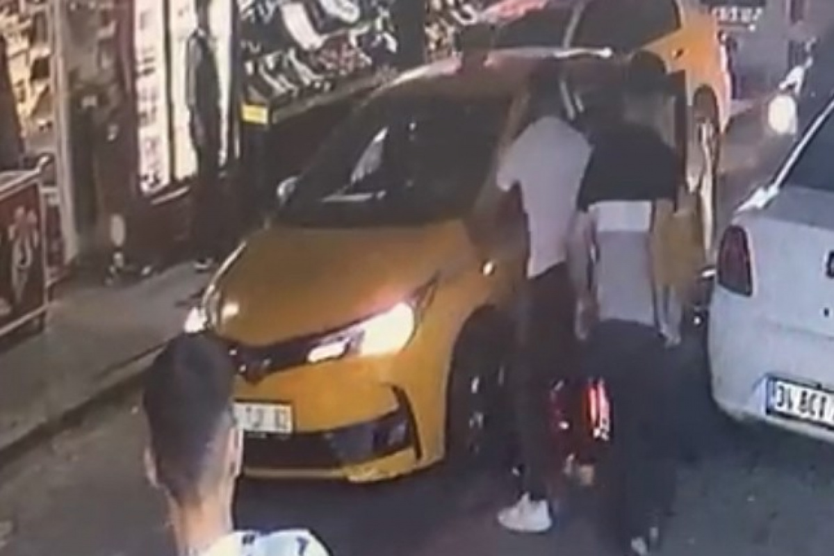 Zeytinburnu’nda taksici, kendisine çarpan motosikletliyi ezmeye kalktı: O anlar kamerada