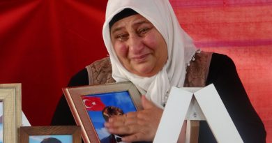 Aileler gözyaşları arasında çocuklarının bayramını kutladı