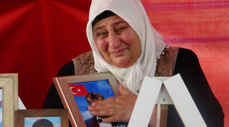 Aileler gözyaşları arasında çocuklarının bayramını kutladı