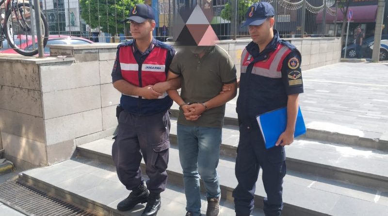 Akaryakıt istasyonundan hırsızlık yapan kasklı şüpheli tutuklandı