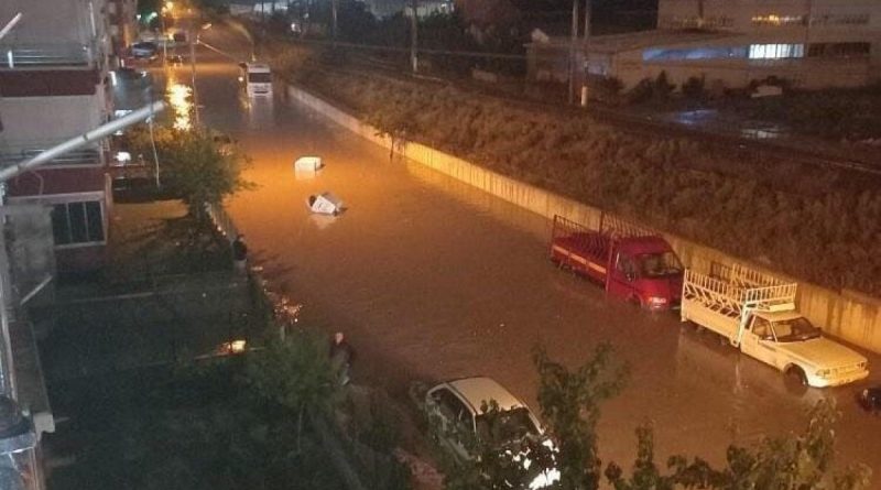 Ankara’da sağanak yağış etkili oldu, sürücüler hareket etmekte zorlandı