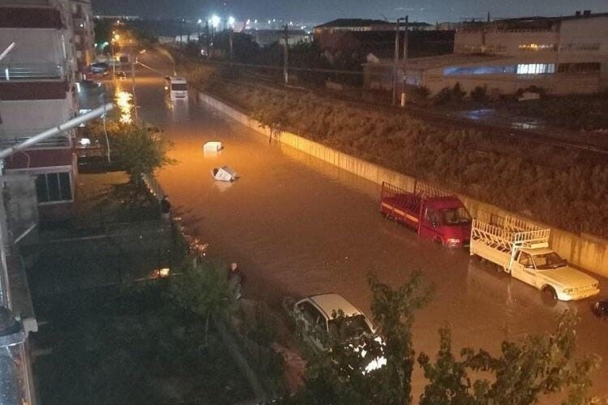 Ankara’da sağanak yağış etkili oldu, sürücüler hareket etmekte zorlandı