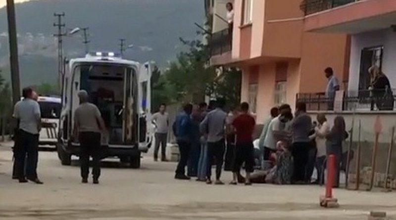 Annesiyle tartışan babasını öldürdü, komşunu yaraladı