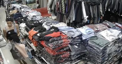 Antalya'da turistin butikten kıyafet hırsızlığı kameraya yansıdı