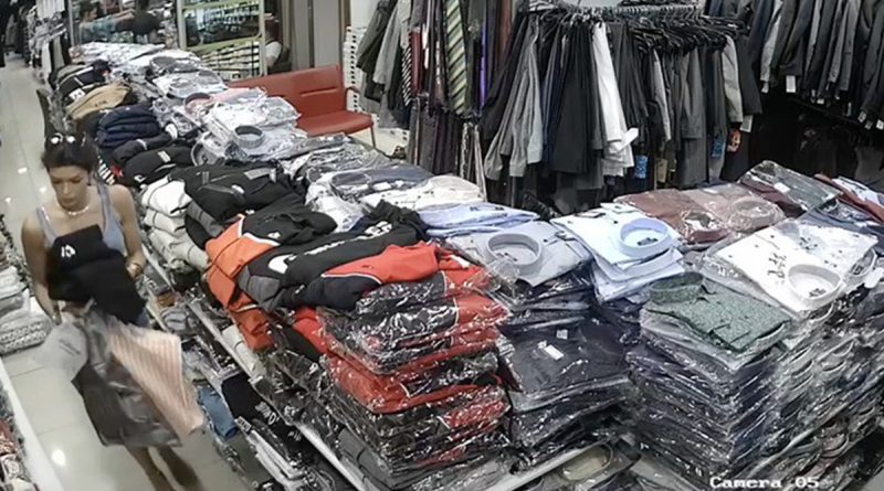 Antalya'da turistin butikten kıyafet hırsızlığı kameraya yansıdı