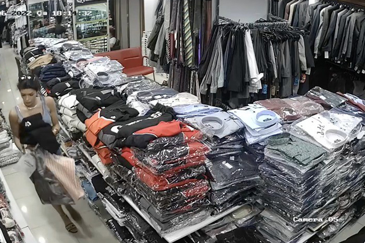 Antalya'da turistin butikten kıyafet hırsızlığı kameraya yansıdı