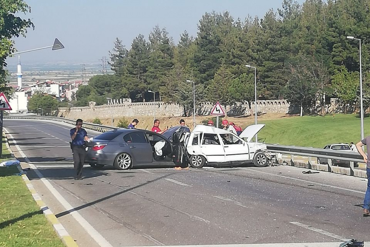 Aynı yöne giden otomobiller çarpıştı: 1 ölü, 7 yaralı