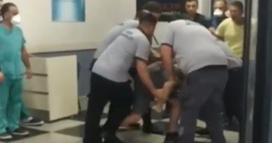 Baba-oğul hastanede 2 güvenlikçiyi darp etti, üstlerinden 3 bıçak ve 1 satır çıktı