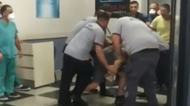 Baba-oğul hastanede 2 güvenlikçiyi darp etti, üstlerinden 3 bıçak ve 1 satır çıktı