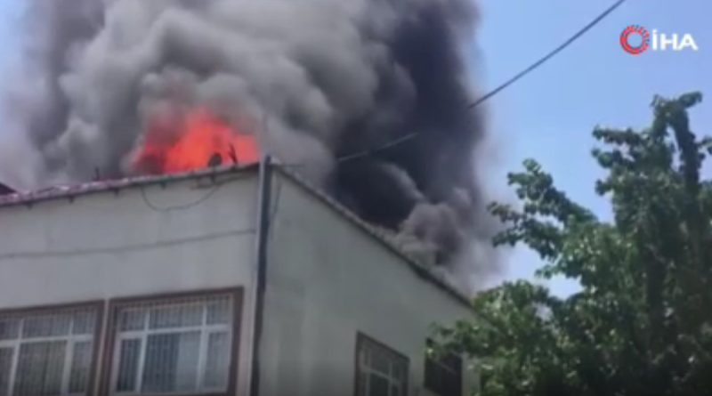 Bağcılar’da medikal ürün satan bir iş merkezinde yangın çıktı