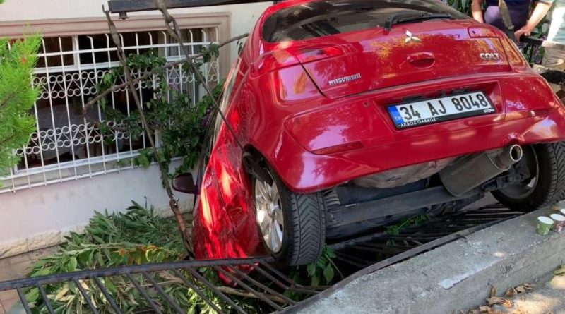 Bakırköy’de kaza yapan araç evin bahçesine uçtu: 1 yaralı