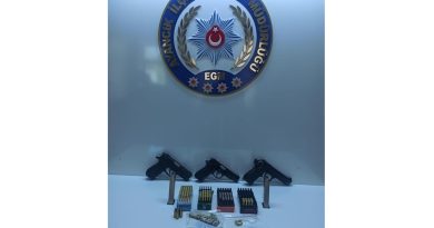 Balkondan havaya ateş açan kişi tabanca ve mermilerle yakalandı