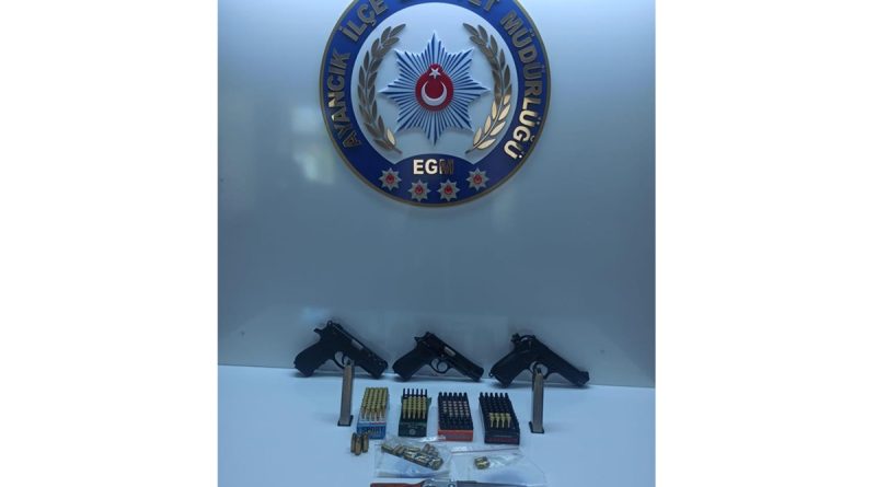 Balkondan havaya ateş açan kişi tabanca ve mermilerle yakalandı