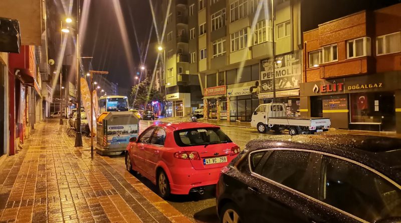 Bandırma'da sağanak yağış hayatı olumsuz etkiledi