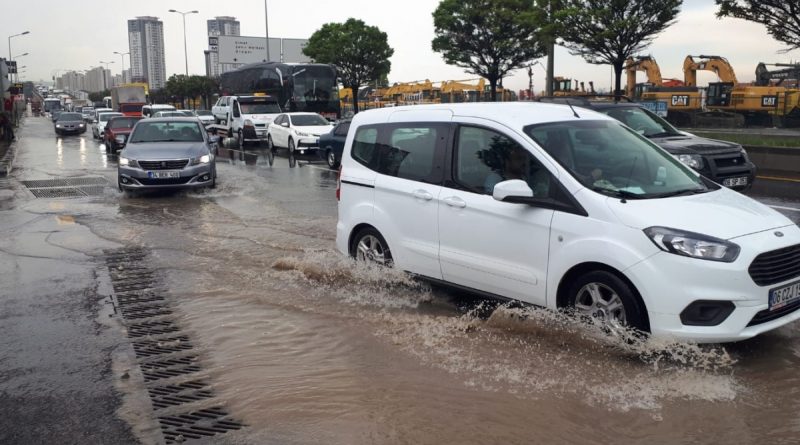 Başkent'te sağanak sonrası sürücüler zor anlar yaşadı