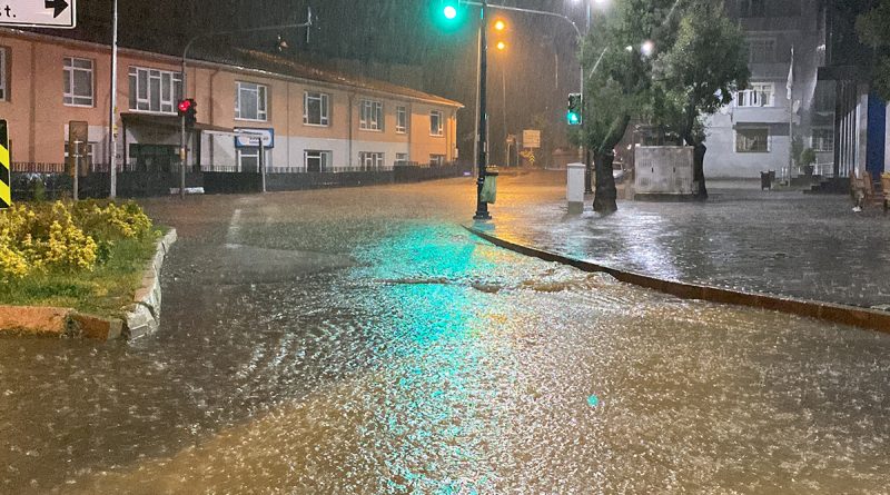 Beykoz’da sağanak sebebiyle caddeler ve evleri su bastı