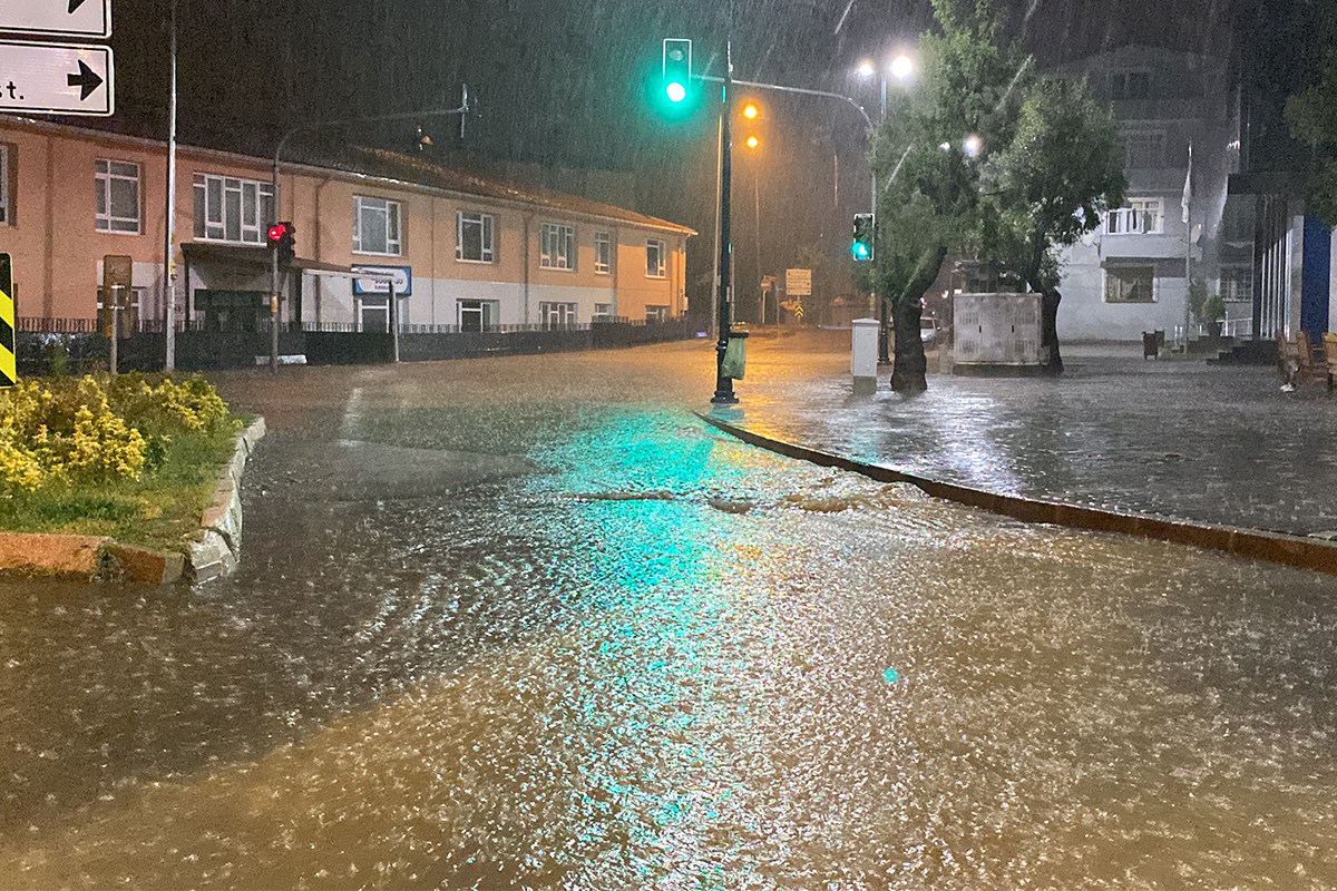 Beykoz’da sağanak sebebiyle caddeler ve evleri su bastı