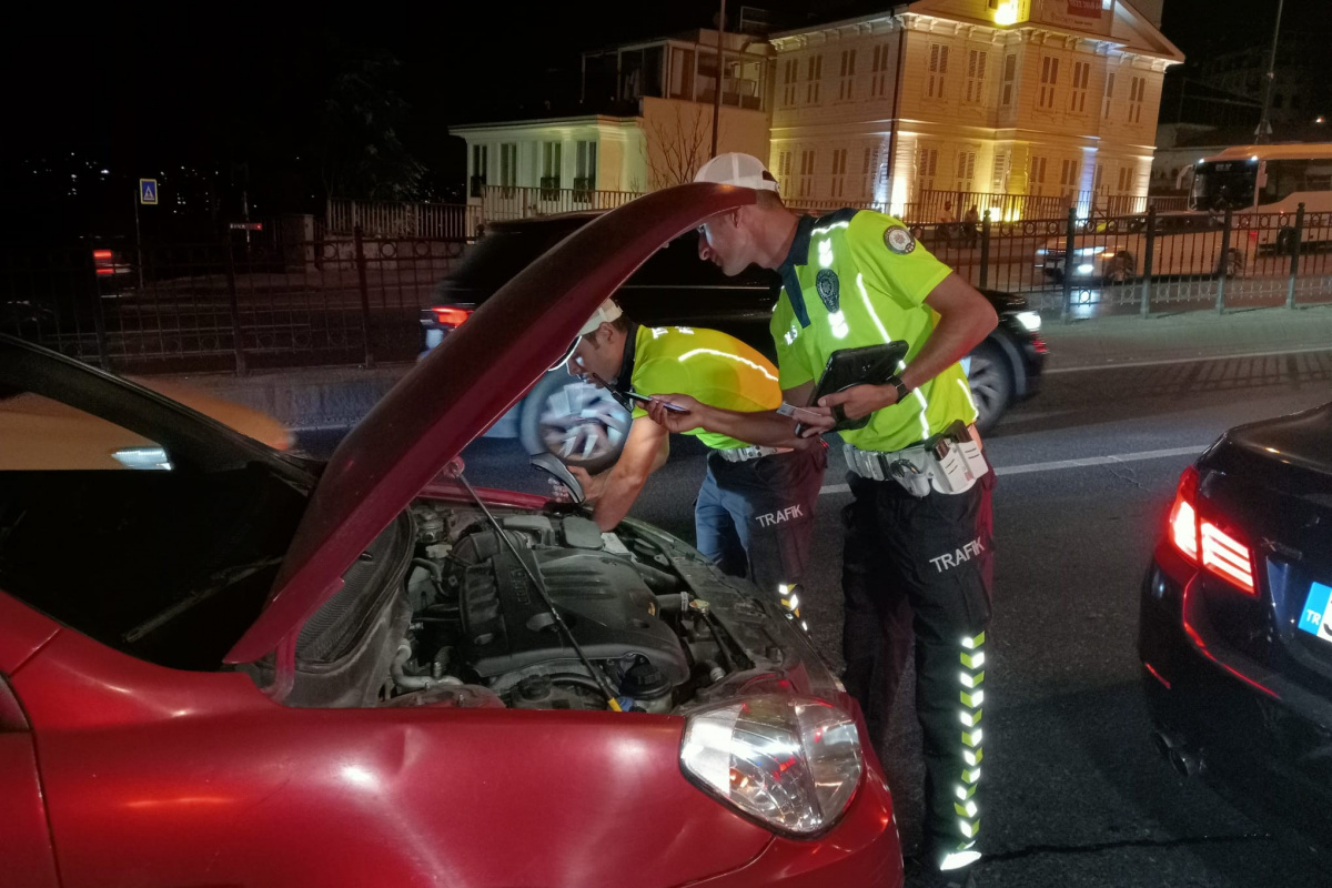 Beyoğlu’nda yapılan denetimde 37 bin 659 TL ceza uygulandı; 3 korsan taksi yakalandı