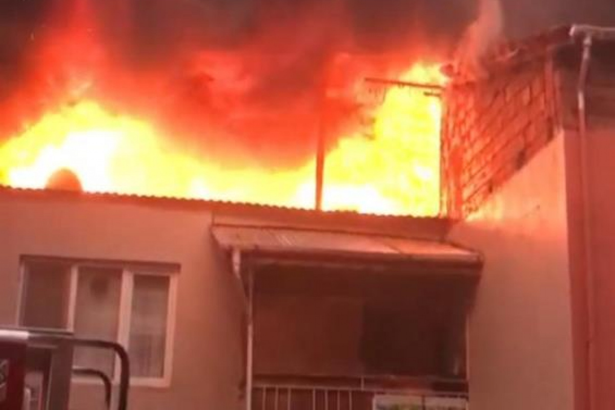 Bursa’da bir evin terası alev alev yandı