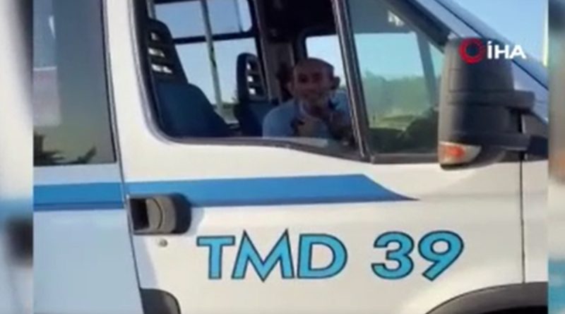 Büyükçekmece'de minibüs şoförü bebek arabalı kadınları almadı