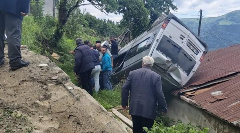 Cenaze yolunda kaza: 8 yaralı