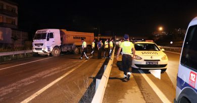 D-100’de hafriyat kamyonu bariyerlere çarptı, şoförün silahla yaralandığı iddia edildi