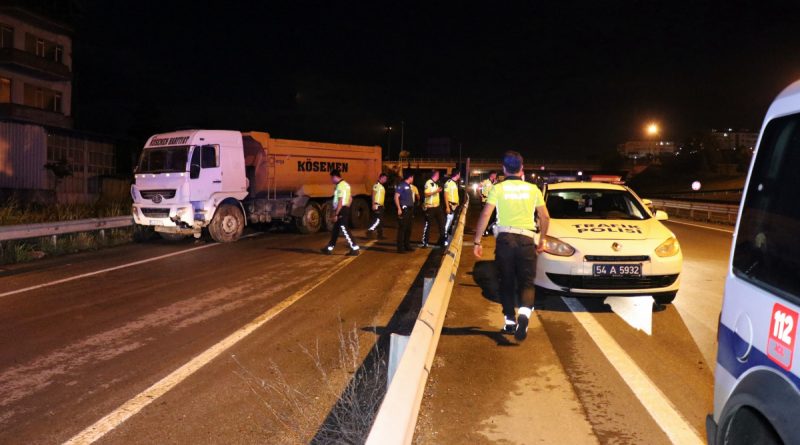 D-100’de hafriyat kamyonu bariyerlere çarptı, şoförün silahla yaralandığı iddia edildi