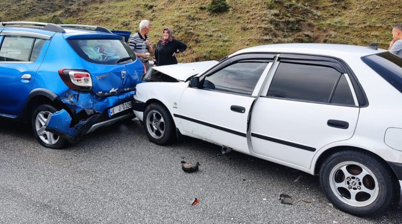 D100 karayolunda otomobil kaza yapan araçlara çarptı: 3 yaralı