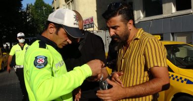 Ehliyetsiz turistler görevlerini yapan polislerin önce fotoğraflarını çekti, sonra rüşvet teklif etti