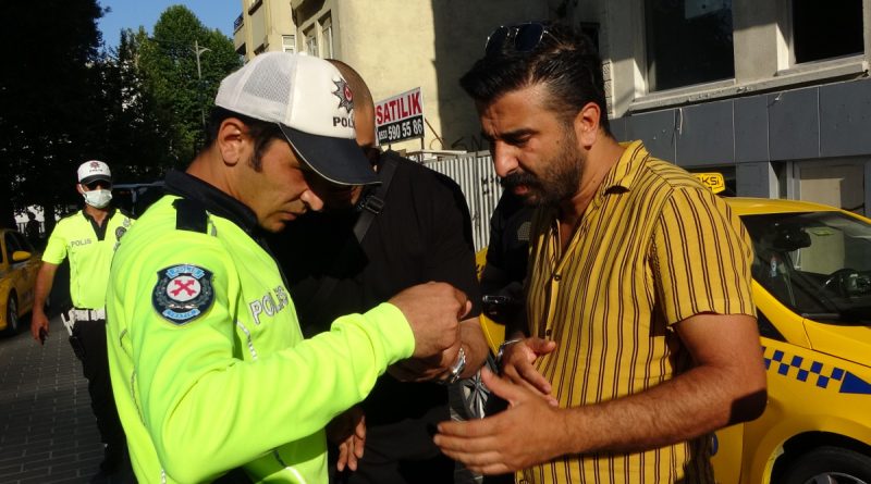 Ehliyetsiz turistler görevlerini yapan polislerin önce fotoğraflarını çekti, sonra rüşvet teklif etti