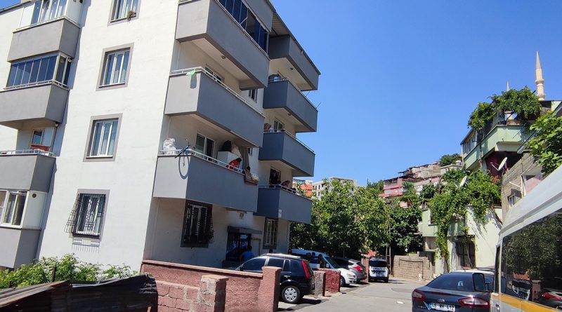 Ekmek almaya giderken bacağından vuruldu