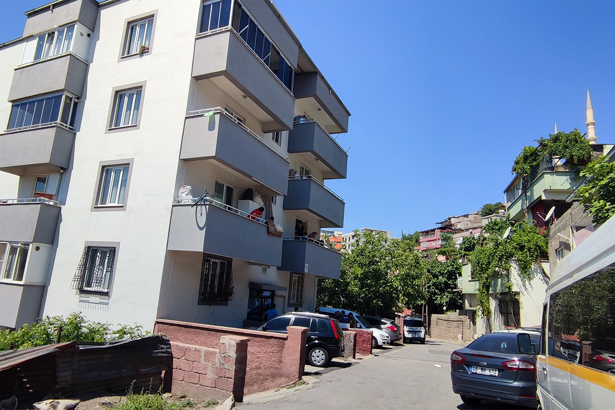 Ekmek almaya giderken bacağından vuruldu